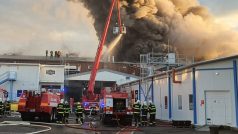 Krátce před 21.30 se hasičům podařilo dostat oheň pod kontrolu. Hasit budou ale na místě ještě minimálně do pátečního rána