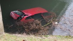 V Blansku našli policisté v řece auto. Nikdo ho neohlásil