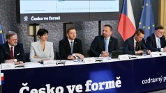 Členové vlády Petra Fialy na tiskové konferenci Česko ve formě