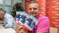 Patrik Hetmer se speciálními štítky s jeho fotkou a logem Olympijského roku