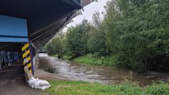 Řeka Nisa protékající přímo u stadionu Slovanu Liberec