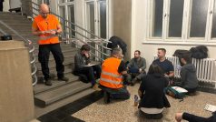 Experti v pražské škole zjišťovali, jak zní rány s tlumičem a bez něj