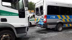 Poškozené policejní vozy po dopravní nehodě