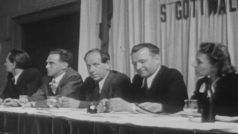 Snímek zachycuje schůzi funkcionářů KSČ. Mezi sedícími je Klement Gottwald (druhý zprava) a vedle něho Antonín Zápotocký (třetí zprava). Podle uvedené datace pochází fotografie ze září 1947, tedy z doby, kdy Gottwald zastával funkci předsedy vlády, ale ještě před únorem roku 1948.