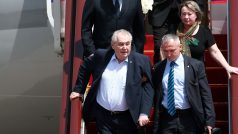 Miloš Zeman spolu s manželkou Ivanou vystupuje v Pekingu z prezidentského speciálu při státní návštěvě Číny.