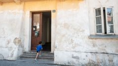 Dítě zachází do domu ve vyloučené lokalitě v Žatci