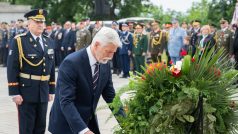 Après avoir déposé la couronne, le président Petr Pavel est allé ajuster les rubans et s'incliner devant les morts.