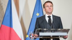 Francouzský prezident Emmanuel Macron na tiskové konferenci v Praze