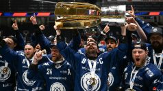 Hokejisté brněnské Komety z Masarykovým pohárem pro vítěze extraligy