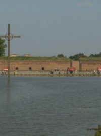 Terezín - hasiči z Louky u Litvínova odčerpávají vodu od zatopeného památníku