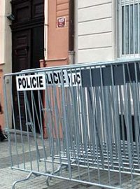 Policisté vcházejí na služebnu