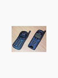 Mobilní telefony Alcatel a Nokia