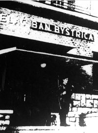 Ozbrojená stráž před vchodem do budovy vysílače SNP v Bánské Bystrici v roce 1944