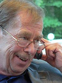 Václav Havel telefonující