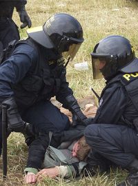 Policejní těžkooděnci zadrželi účastníka technoparty