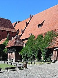Křižáci se na svůj hrad symbolicky vrátili až po 536 letech - v červnu 1993 Malbork navštívil velmistr Arnold Wieland