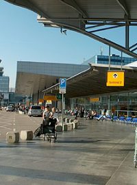 letiště Praha a řídící věž v pozadí