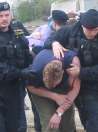 policisté zatýkají výtržníky - ilustrační foto