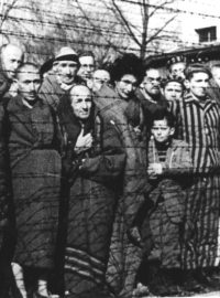Vězni koncentračního tábora Osvětim po osvobození v roce 1945