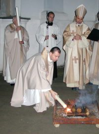 Zapalování paškálu od ohně před kostelem