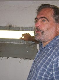 Jiří Gruntorád na návštěvě zrušeného vězení v Minkovicích, kde byl vězněn v 80. letech 20. století