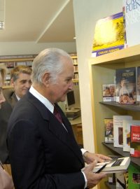 spisovatel Carlos Fuentes v knihovně Institutu Cervantes v Praze