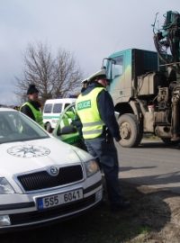Policisté kontrolují řidiče kamionů