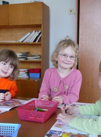 Děti v mateřské školce si rádi odpoledne kreslí
