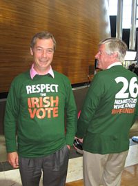 Respektujte irskou volbu, hlásá nápis na tričkách některých europoslanců