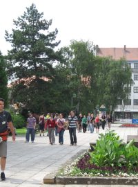 Náměstí Míru je hlavní &quot;migrační&quot; křižovatkou mezi několika kinosály (někde mezi nimi je i posluchačka z Kroměříže, která vyhrála dvě víkendové akreditace v soutěži Mozaiky) / Letní filmová škola Uherské Hradiště 2008