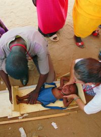 Súdán-Dárfúr. Mnozí vysídlení v táboře trpěli různými nemocemi nebo chatrným zdravím a podvýživou. Hlavní činností v táboře bylo pokrýt všeobecné potřeby (zajistit přístřeší, distribuci jídla, základní hygienu).
