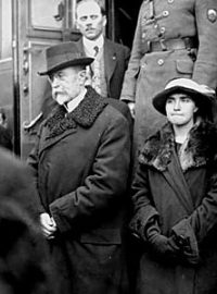Masaryk s dcerou Olgou v Praze, 1918