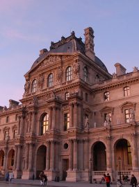 Louvre za soumraku