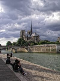 Pohled zezadu přes řeku na katedrálu Notre Dame.