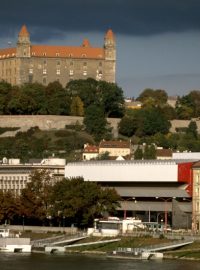 Bratislavský hrad se tyčí nad Dunajem