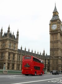Sídlo Parlamentu Velké Británie i s dvoupatrovým autobusem