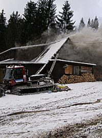 Požár horské chaty v Beskydech