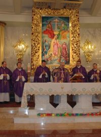 Polští římskokatoličtí kněží v kapli v Lichni