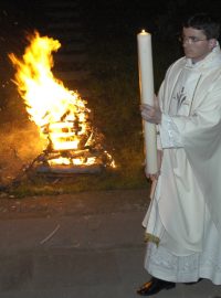 Kněz s paškálem zapáleným od ohně - tímto začíná velikonoční vigílie