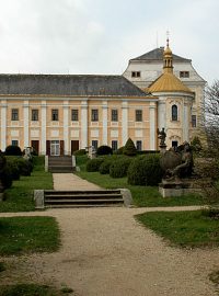Pohled ze zahrady na schodiště a zámek