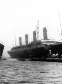 Titanic (vpravo) a jeho sesterská loď Olympic