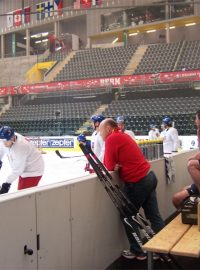 Fyziotereapeut Pavel Kolář sleduje trénink našich hokejistů