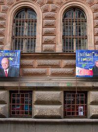 Také v sídle KSČM - v ulici Politických věznů - očekávali již časně od 19h výsledky