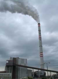 Nápis &quot;Stop CO2&quot;  zdobí komín elektrárny v Prunéřově