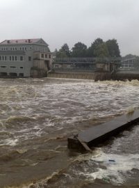Rozvodněná Vltava zatopila stavbu obratiště lodí pod Jiráskovým jezem v Českých Budějovicích