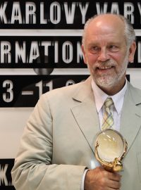 John Malkovich se svou trofejí