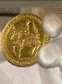 Košický zlatý poklad - raritní jezdecká medaile Ferdinanda I. při ukládání do expozice