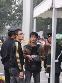 Čína: Oslavy 60. výročí. Policisté u vstupu na náměstí Nebeského klidu vše prohledávají.