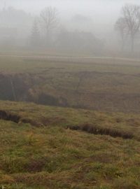 Sesuv půdy způsobený propadem stropu tunelu