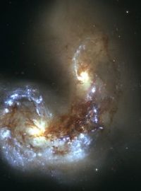 Kolize galaxií jsou ve vesmíru docela běžnou událostí